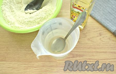 Далее в воду вливаем растительное масло и хорошо перемешиваем.