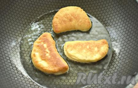 Большое количество масла разогреваем в глубокой сковороде. Выкладываем в горячее масло заготовки пышек. На огне чуть выше среднего жарим их с каждой стороны, примерно, по 2 минуты (до румяности).