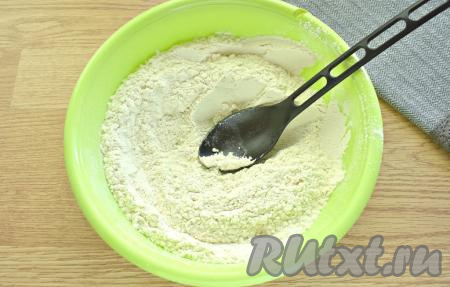 Дрожжи перемешиваем с просеянной мукой, образуя в центре воронку.