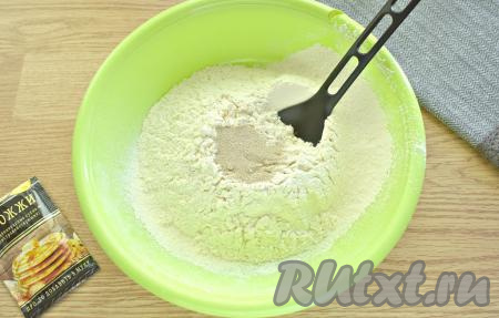 Примерно, 300 грамм пшеничной муки просеиваем в широкую миску. Всыпаем к муке сухие быстродействующие дрожжи.