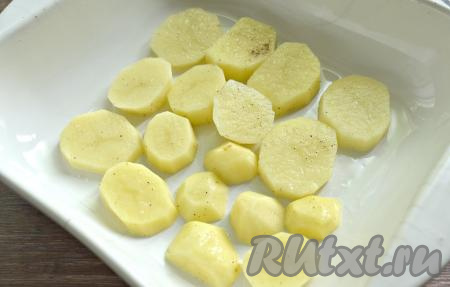 Форму для запекания смазываем растительным маслом. Выкладываем кружочки картошки в один слой (3 ломтика оставляем).