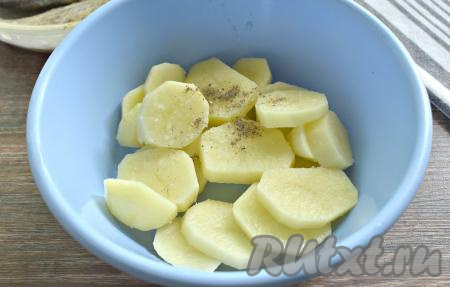 Нарезаем картошку на кружочки толщиной, приблизительно, 7 миллиметров, затем присаливаем, перчим и перемешиваем.