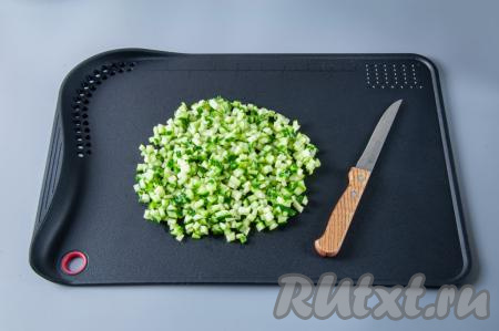 Вымытые огурчики нарежьте на мелкие кубики.