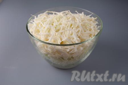 Нарежьте капусту на достаточно тонкие полоски.