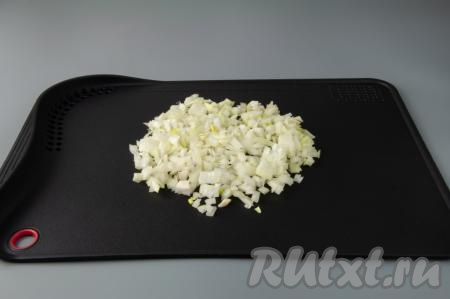 Очистите луковицу и морковь. Нарежьте лук на мелкие кубики.