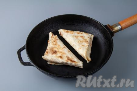 Сформированные пирожки из лаваша с капустой обжарьте на сухой (или на слегка смазанной растительным или сливочным маслом) сковороде с двух сторон на среднем огне до подрумянивания. Готовые пирожки переложите на тарелку для подачи. Постепенно обжарьте все заготовки. ​​​​​