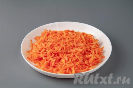 Натрите на крупной тёрке морковку.