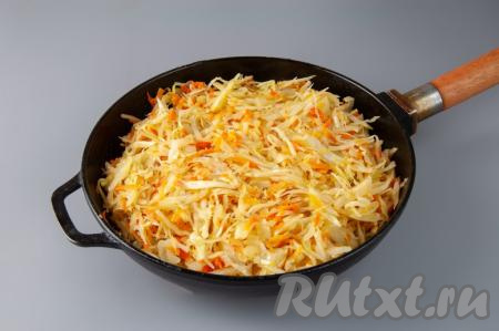 В сковороду с обжаренными овощами добавьте капусту. Обжаривайте на среднем огне около 10 минут, периодически помешивая. Затем убавьте огонь, добавьте пару столовых ложек воды, лавровый лист, соль, молотый чёрный перец по вкусу и накройте сковороду крышкой. Тушите ещё около 10 минут до полного испарения жидкости и мягкости капусты. Снимите сковороду с огня и капустная начинка готова, дайте немного остыть.