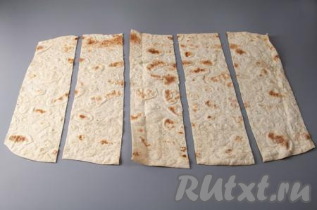 Нарежьте лаваш на полоски шириной около 12 сантиметров.