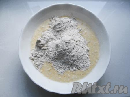 Перемешать до однородности, частями добавить муку, замешивая плотное, но мягкое тесто.