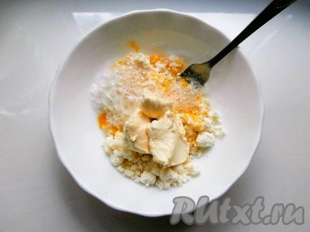 Немного перемешать, добавить сметану и соду, погашенную лимонным соком (или столовым уксусом).