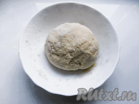 Оставить тесто минут на 15 полежать при комнатной температуре, прикрыв полотенцем.