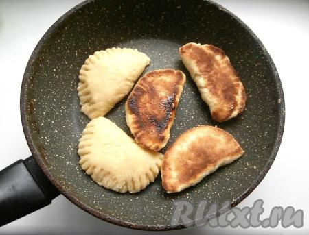 Сложить лепёшки вдвое, края залепить вилкой. Сковороду разогреть и выложить заготовки печенья. Готовить нужно на сухой сковороде. Жарить печенье на небольшом огне под прикрытой крышкой до румяного цвета. Затем перевернуть и жарить до румяности под крышкой с другой стороны.
