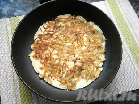 Накрыть сковороду крышкой и жарить картофельную лепёшку на небольшом огне 3-4 минуты (тесто сверху перестанет быть жидким), далее перевернуть и жарить без крышки ещё 3-4 минуты (до подрумянивания со второй стороны). Готовую лепёшку переложить на тарелку. 