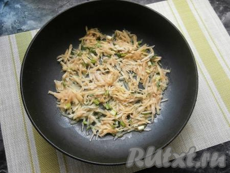 В сковороду влить 1,5-2 столовых ложки растительного масла, разогреть, выложить 4-5 столовых ложек картофельной массы, равномерно распределяя по дну сковороды.