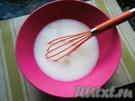 Тесто для лепёшек замешивается венчиком. В достаточно глубокую миску влить тёплую воду, добавить сметану, перемешать венчиком до однородности. А затем добавить соль, соду, сырое яйцо.