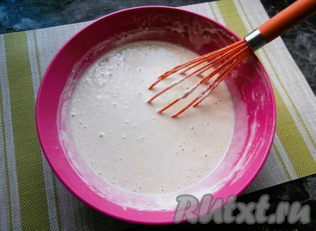 Тесто должно получиться похожим по консистенции на тесто для толстых блинов (оно должно быть не очень густым, но и не жидким).