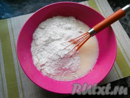 Тщательно перемешать получившуюся смесь, всыпать муку и снова перемешать.