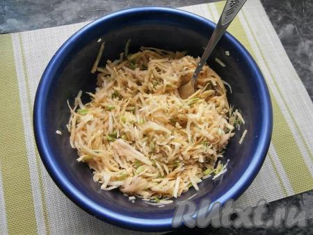 Картофель тщательно перемешать с зеленью.