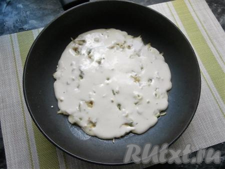 Жарить картофель на среднем огне 3-4 минуты (до лёгкой румяности снизу). Затем поверх картошки влить 7-8 столовых ложек подготовленного теста.