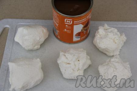 Ещё раз перемешать массу. Ориентируйтесь на консистенцию массы для сырников - она должна быть достаточно плотной, пластичной и не разваливаться, когда из неё будете формировать лепёшки. Творог выбирайте достаточно сухой, если всё-таки у вас творог влажноват, то добавьте чуть больше манки.&nbsp;Разделить получившуюся массу на 5 равных частей.
