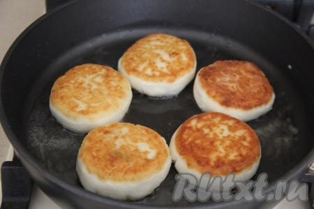 В сковороду влить растительное масло и хорошо разогреть. Выложить сырники. Жарить на среднем огне до золотистого цвета с двух сторон (примерно, по 3 минуты с каждой стороны). Затем огонь выключить, накрыть сковороду крышкой и дать сырничкам пропариться 3-5 минут.