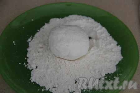 Завернуть края лепёшки на начинку и запечатать начинку внутрь сырника. Таким образом сформировать все сырники с варёной сгущёнкой внутри. На тарелку насыпать муку. Затем обвалять сформированные сырники со всех сторон в муке.