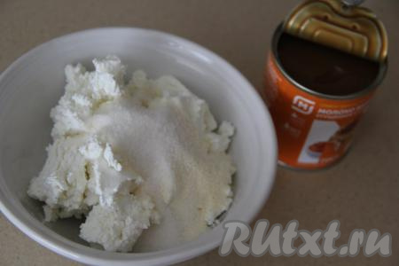 Соединить в миске творог, манку и сахар. Размять массу вилкой и оставить на 5-7 минут, чтобы манка смогла набухнуть.