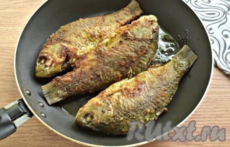 На сковороде разогреваем растительное масло. На достаточно сильном огне жарим карасей 3 минуты. Переворачиваем рыбку и продолжаем жарить ещё 3 минуты. Карасики должны покрыться золотистой корочкой.