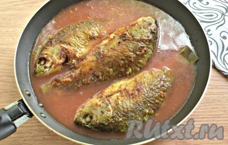 Получившийся томатный соус выливаем на сковороду к карасям, доводим до кипения.