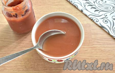 Томатную пасту разводим тёплой кипячёной водой, солим по вкусу.