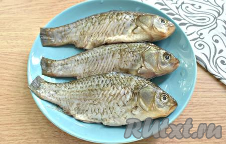 Свежих карасей чистим от чешуи. Срезаем хвосты, плавники. Из брюшка удаляем внутренности вместе с чёрной плёночкой, ведь она горчит.