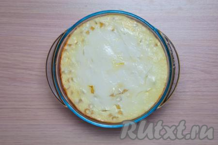 Духовку разогрейте до 180 градусов. Затем поставьте в духовку форму с заготовкой запеканки, готовьте минут 40 (до появления румяной корочки).