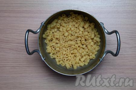 Вскипятите 1 литр воды, посолите по вкусу. Засыпьте макароны. Варите, помешивая, 5 минут с момента закипания на огне чуть ниже среднего (до полуготовности), затем слейте воду, дайте немного остыть.
