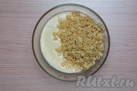 Положите в творожно-яичную смесь отваренные макароны, перемешайте.