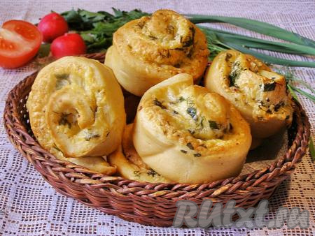 Готовой выпечке даём немного остыть и подаём мягкие, ароматные и сытные булочки с чесноком и сыром к бульону, супу или просто к чаю.