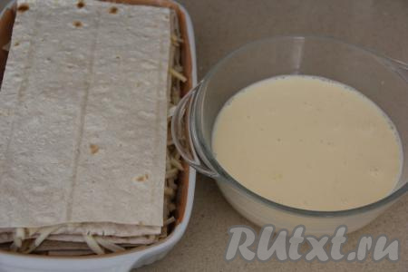 В яичную смесь влить молоко и перемешать получившуюся заливку до однородности.&nbsp;