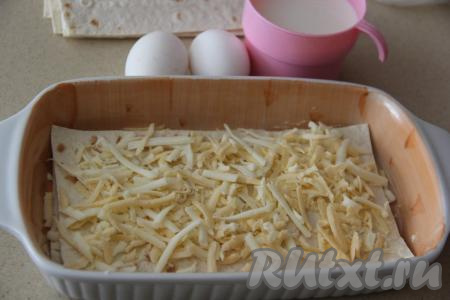 Присыпать лаваш сыром.&nbsp;