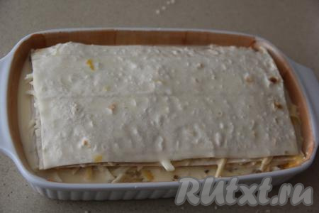 Вылить заливку в форму поверх лаваша.&nbsp;