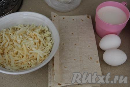 Натереть на тёрке сыр. Лаваш нарезать по размеру формы (у меня форма размером 12 сантиметров на 18 сантиметров).&nbsp;