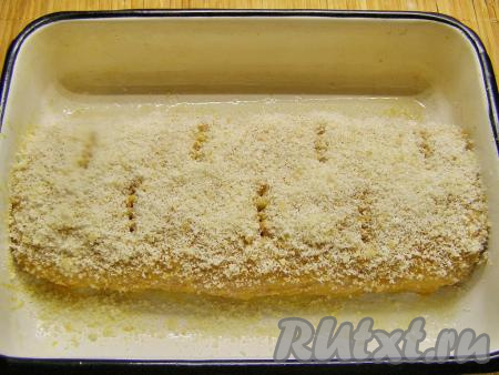 Посыпаем рулет панировочными сухарями и вилкой делаем сверху несколько проколов для выхода пара. Ставим рулет в прогретую до 180 градусов духовку и запекаем, примерно, 30-40 минут.