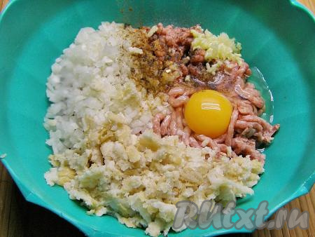 Фарш для приготовления рулета можно взять покупной, но лучше для получения фарша пропустить кусочки мяса (я взяла кусочки говядины и свинины) через мясорубку. Очищенную луковицу тоже пропускаем через мясорубку (или очень мелко нарезаем). Белый хлеб замачиваем на несколько минут в воде, затем хорошо его отжимаем от лишней жидкости, пропускаем через мясорубку (или хорошо разминаем руками). В миску с фаршем выкладываем подготовленные лук и хлеб, добавляем яйцо, соль, измельчённый через пресс чеснок, всыпаем по вкусу молотые красный и чёрный перцы. Хорошо перемешиваем фарш и немного отбиваем его об миску (просто поднимаем и несколько раз бросаем фарш в миску - благодаря отбиванию, связующие свойства фарша усилятся и рулет будет лучше держать форму).