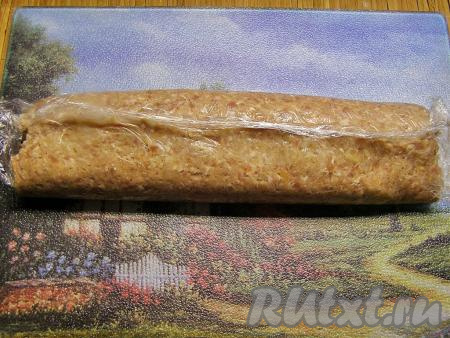 Приподнимаем края плёнки и соединяем фарш над макаронами.