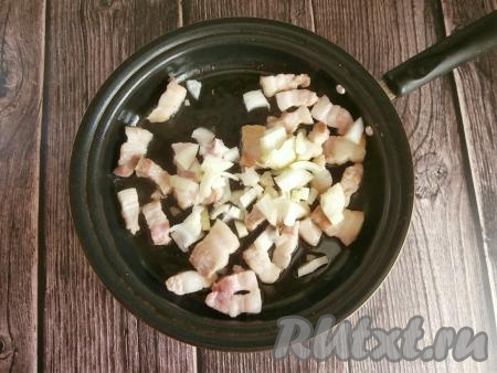 Влить растительное масло, добавить достаточно мелко нарезанный лук, обжарить, помешивая, в течение 2-3 минут на среднем огне.