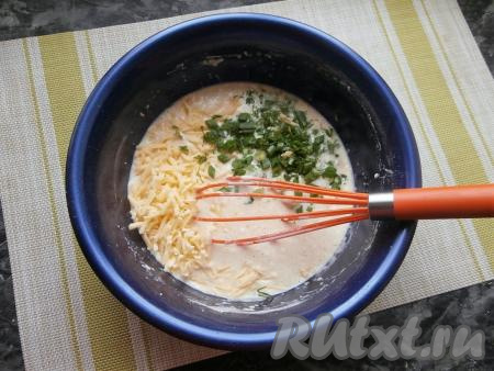 Также венчиком перемешать содержимое миски, замешивая блинное тесто. Затем добавить измельчённые укроп и зелёный лук, всыпать сыр, натёртый на средней тёрке.