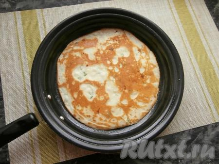 Жарить блин следует на чуть выше среднего огне до румяности, затем перевернуть его и жарить также до румяного цвета другую сторону. Затем переложить готовый блинчик на тарелку, тесто хорошо перемешать, аналогично пожарить все блины.