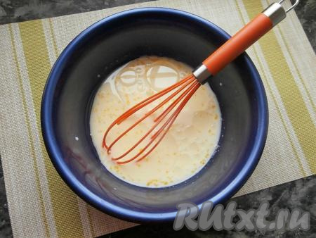 Перемешать венчиком до однородности, влить растительное масло, снова перемешать.