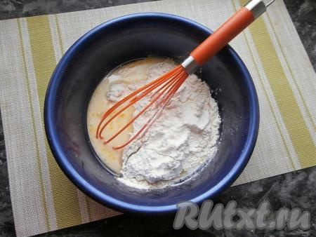 Всыпать в миску муку высшего сорта и разрыхлитель.
