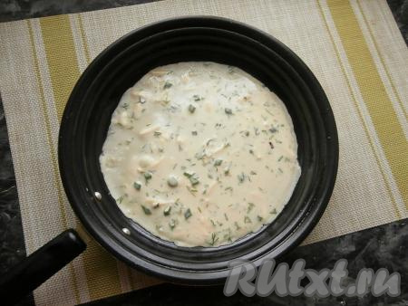 Сковороду перед жаркой первого блина слегка смазать растительным маслом, хорошо разогреть, затем влить часть теста и распределить его по всему дну сковороды.