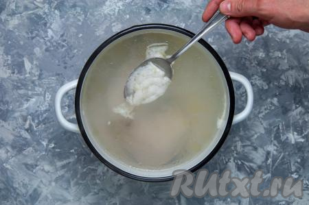  В процессе закипания появится пенка, уберите её ложкой.&nbsp;Варите мясной бульон около 45 минут с момента закипания на небольшом огне.